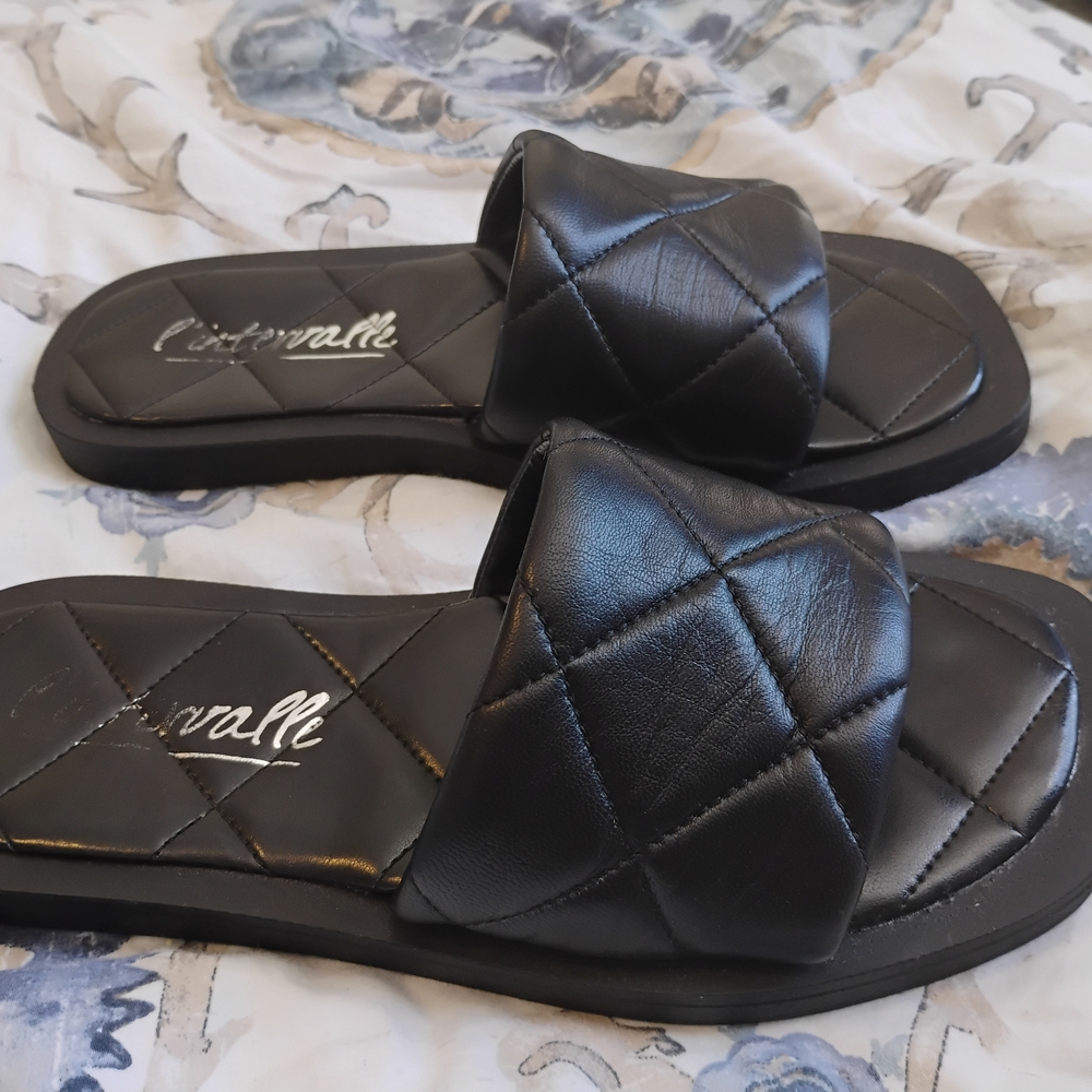 L'INTERVALLE Black Quilted Sandals
